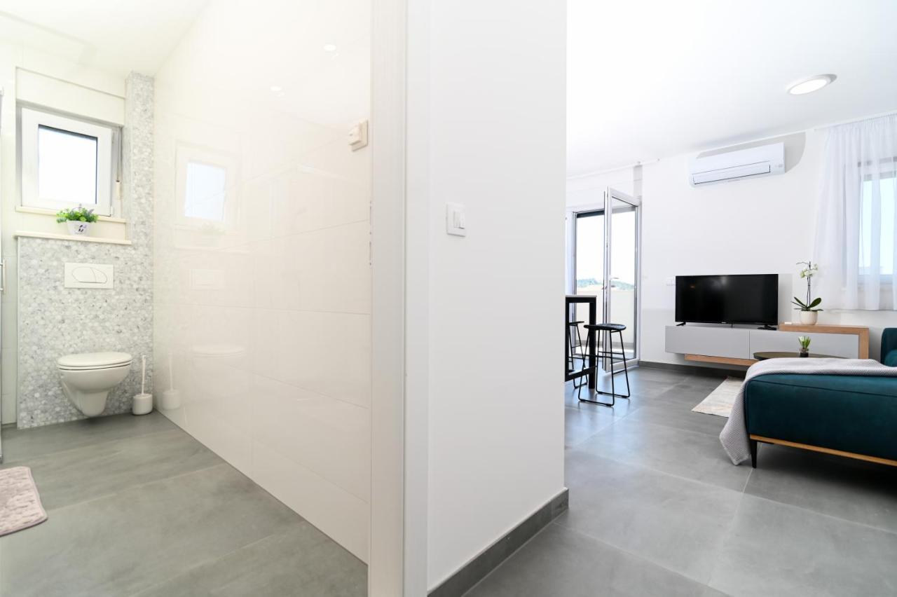 Apartment Laura, Free Parking, Balcony, 4 Ppl Trogir Eksteriør billede