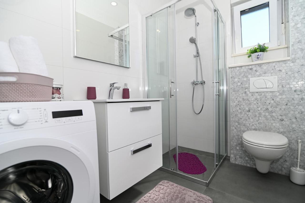 Apartment Laura, Free Parking, Balcony, 4 Ppl Trogir Eksteriør billede