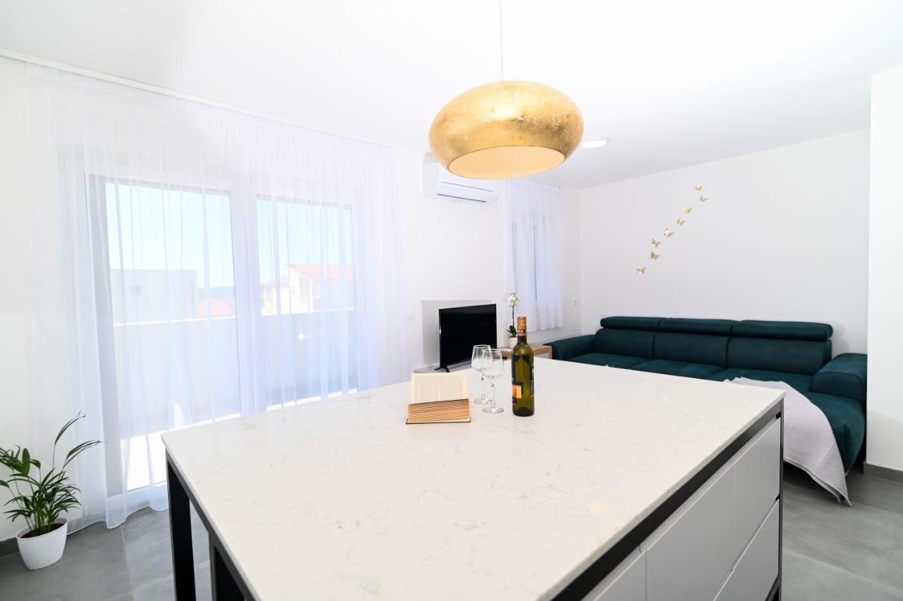 Apartment Laura, Free Parking, Balcony, 4 Ppl Trogir Eksteriør billede